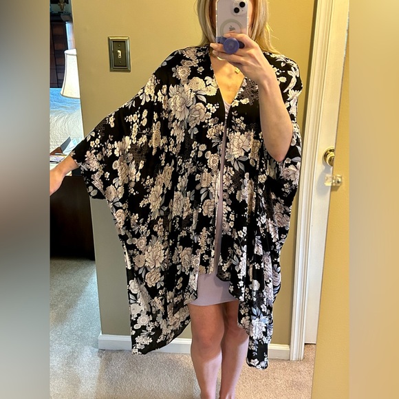 Forever 21 Kimono Wrap in Black and Lavender & Blue Floral - Picture 3 of 8